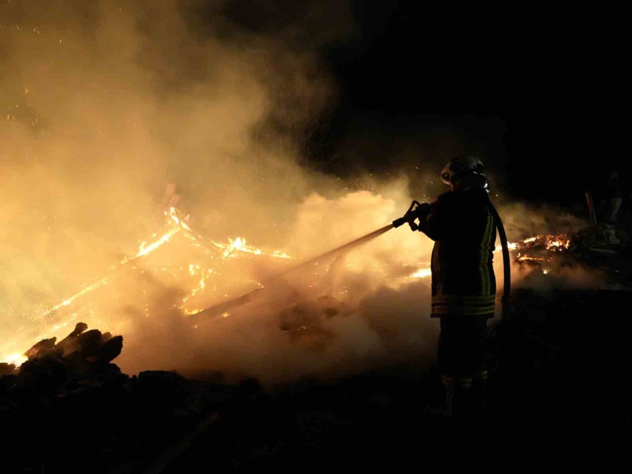 Kastamonu’da çıkan yangında 1 ev ve 2 samanlık tamamen yanarak