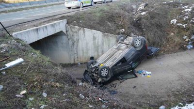 Kastamonu’nun Araç ilçesinde yoldan çıkan hafif ticari aracın şarampole uçtuğu