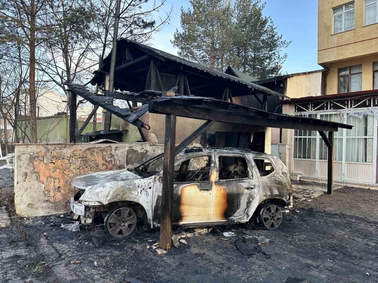 Kastamonu’da çıkan yangında park halindeki cip kullanılmaz hale gelirken, iş