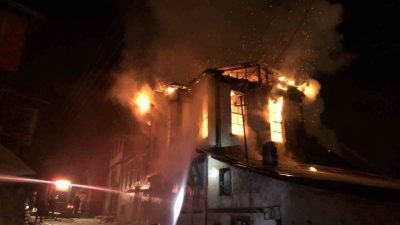 Kastamonu’nun tadilat halindeki tarihi üç katlı konak, çıkan yangında küle