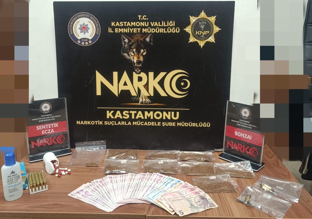 Kastamonu’da polis ekipleri tarafından uyuşturucu maddeyle yakalanan şahıs tutuklandı. Edinilen