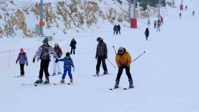 Erzincan’daki Ergan Dağı Kayak Merkezi, hafta sonu yoğunluğuyla kayak tutkunlarını