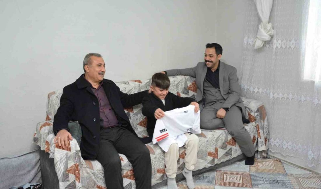 Bitlis’in Güroymak Kaymakamı Mehmet Zahid Uzun, Türkiye şampiyon olan Ahmet