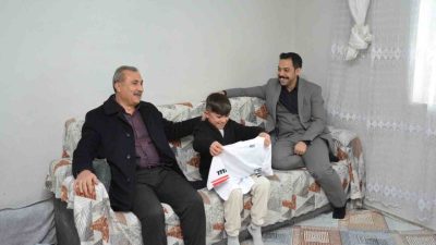 Bitlis’in Güroymak Kaymakamı Mehmet Zahid Uzun, Türkiye şampiyon olan Ahmet