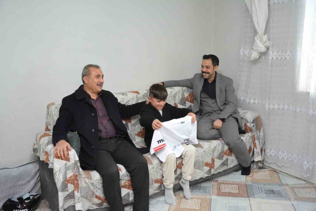 Bitlis’in Güroymak Kaymakamı Mehmet Zahid Uzun, Türkiye şampiyon olan Ahmet