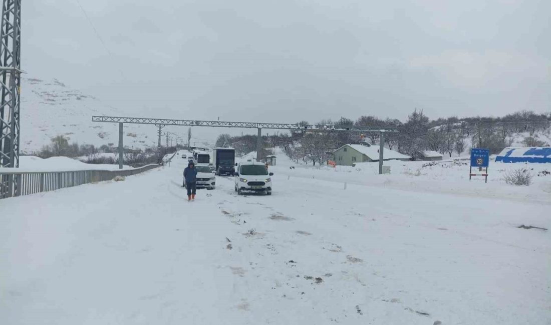 Yoğun kar yağışının etkisi altında olan Sivas’ta mahsur kalan yüzlerce