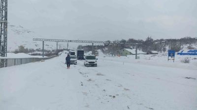 Yoğun kar yağışının etkisi altında olan Sivas’ta mahsur kalan yüzlerce