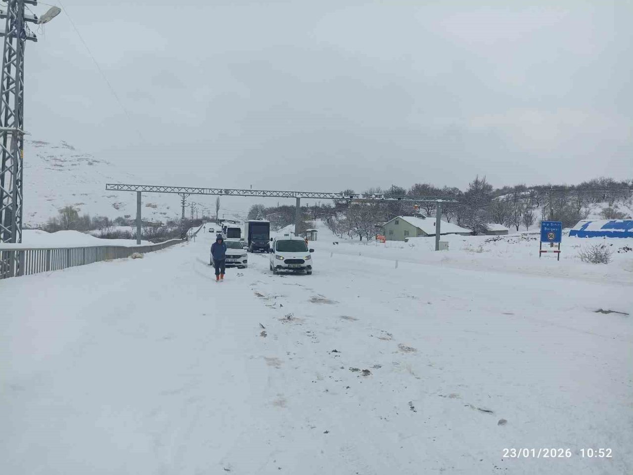 Yoğun kar yağışının etkisi altında olan Sivas’ta mahsur kalan yüzlerce