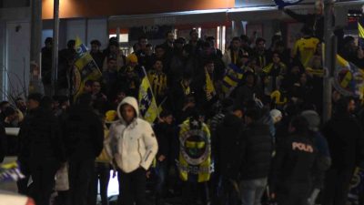 Fenerbahçe’nin Süper Kupa zaferi Kayseri’deki sarı-lacivertli taraftarlar tarafından kutlandı. Fenerbahçe,