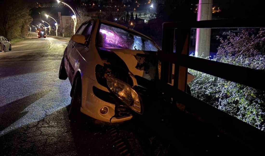 Kocaeli’de göl üstü geçiş köprüsü kenarına çarparak hurdaya dönen otomobilin