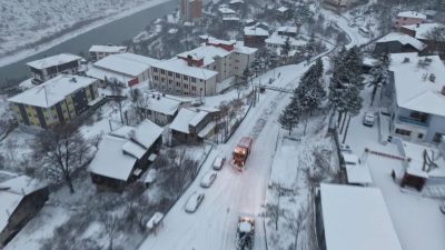 Erzincan’ın Kemaliye ilçesinde gece saatlerinde başlayan ve etkisini artıran kar