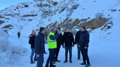 Erzincan’ın Kemaliye ilçesine bağlı Başpınar-Başbağlar grup köy yolunda yoğun kar