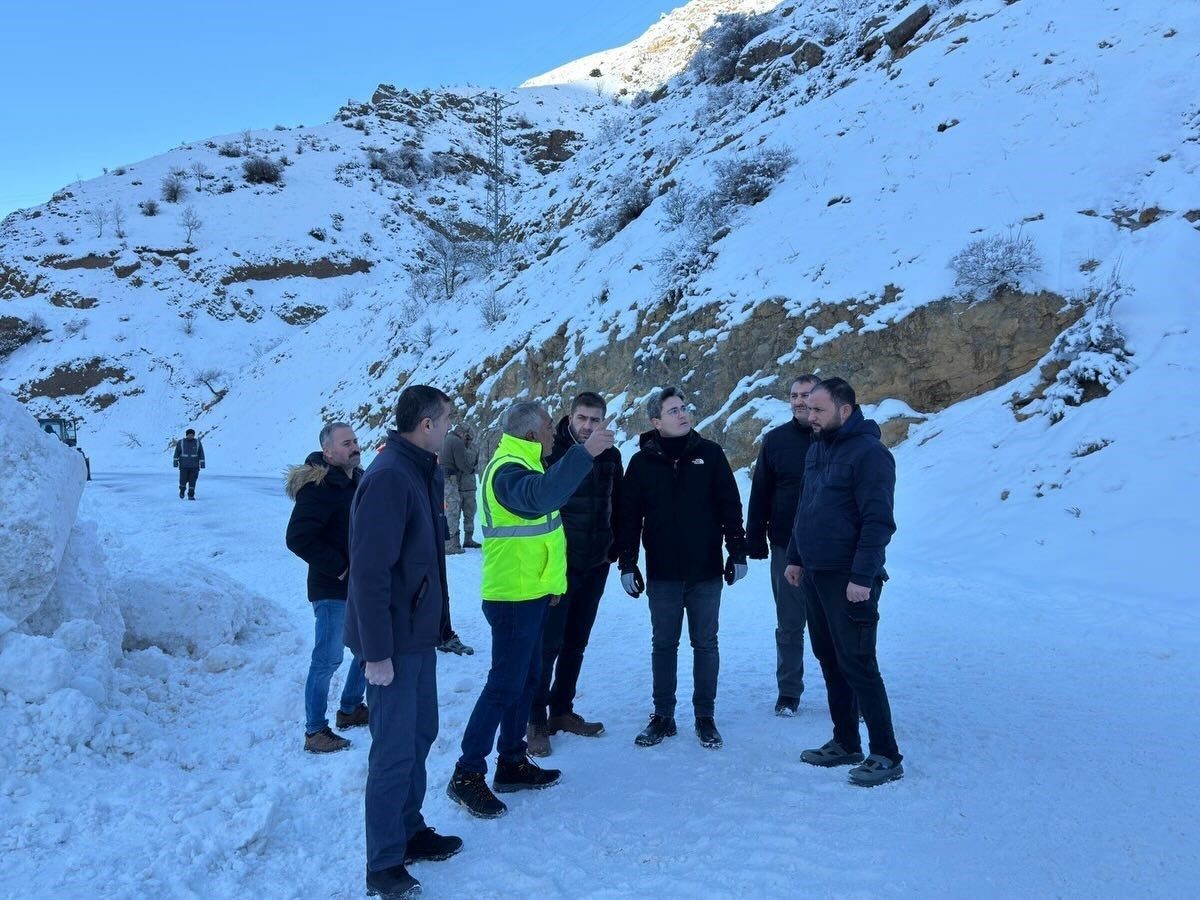 Erzincan’ın Kemaliye ilçesine bağlı Başpınar-Başbağlar grup köy yolunda yoğun kar