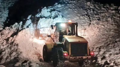 Erzincan’ın Kemaliye ilçesinde etkili olan kar yağışı ve olumsuz hava