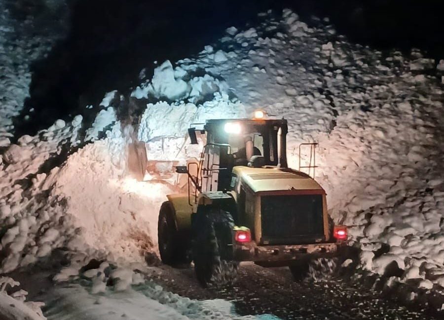Erzincan’ın Kemaliye ilçesinde etkili olan kar yağışı ve olumsuz hava