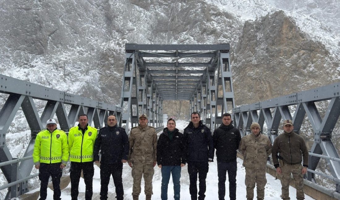 Kemaliye ilçesinde etkili olan yoğun kar yağışı ve buzlanma nedeniyle