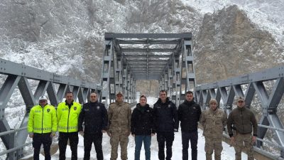 Kemaliye ilçesinde etkili olan yoğun kar yağışı ve buzlanma nedeniyle