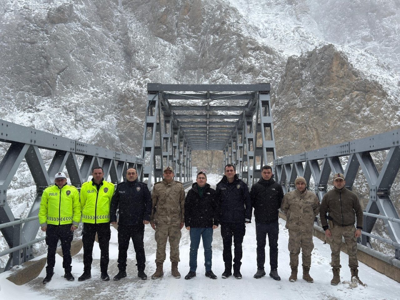 Kemaliye ilçesinde etkili olan yoğun kar yağışı ve buzlanma nedeniyle