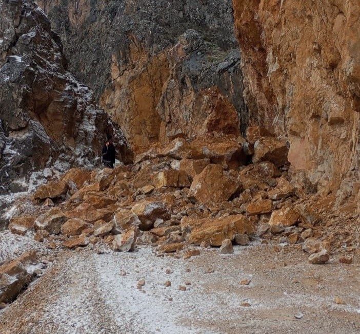 Erzincan’ın Kemaliye ilçesi sınırları içerisinde bulunan Taş Yolu geçici olarak