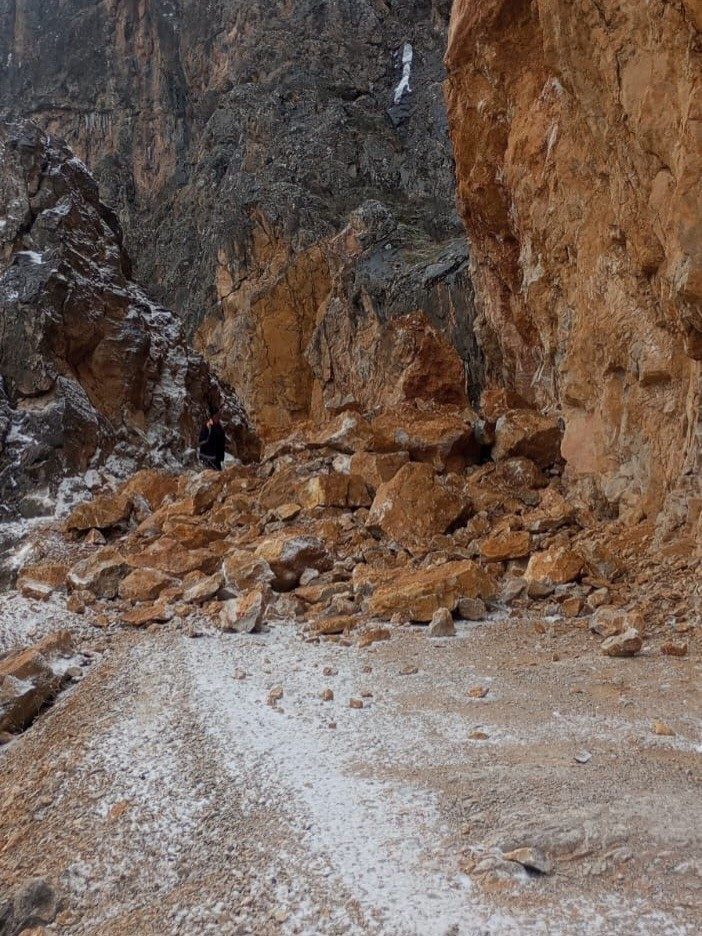 Erzincan’ın Kemaliye ilçesi sınırları içerisinde bulunan Taş Yolu geçici olarak
