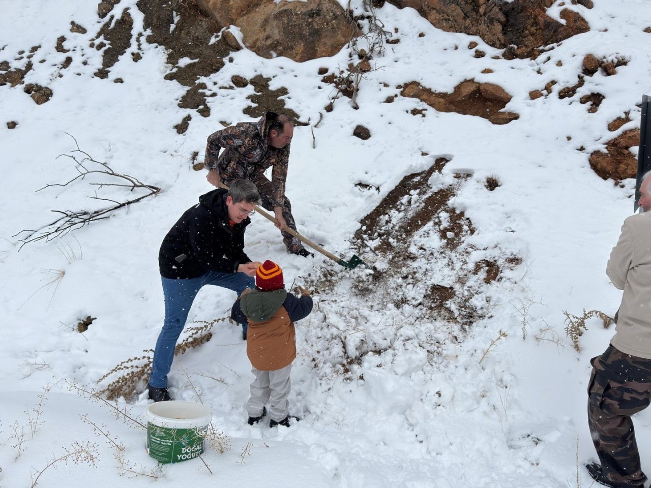 Erzincan’ın Kemaliye ilçesinde etkili olan yoğun kar yağışı, yaban hayatını