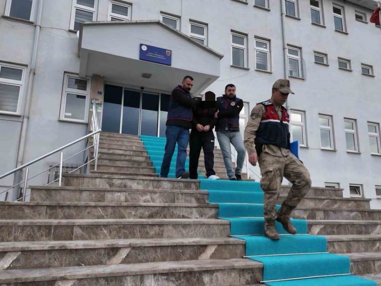 Ordu’da, kendilerini savcı, polis ve jandarma olarak tanıtıp, 2 farklı