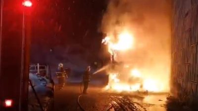 Kastamonu’da alev alev yanan kereste yüklü kamyon kullanılmaz hale geldi.