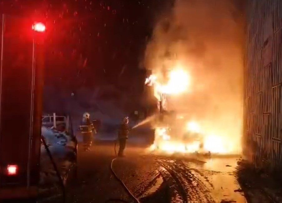Kastamonu’da alev alev yanan kereste yüklü kamyon kullanılmaz hale geldi.