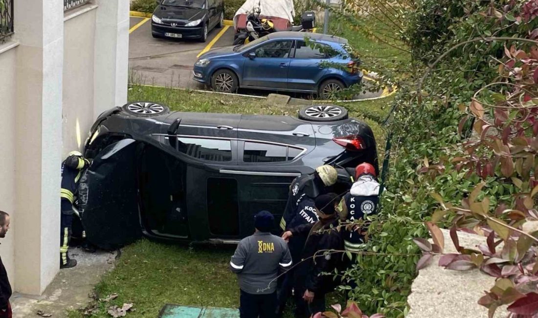 Kocaeli’nin Derince ilçesinde geri manevra yaparken istinat duvarından düşen otomobildeki