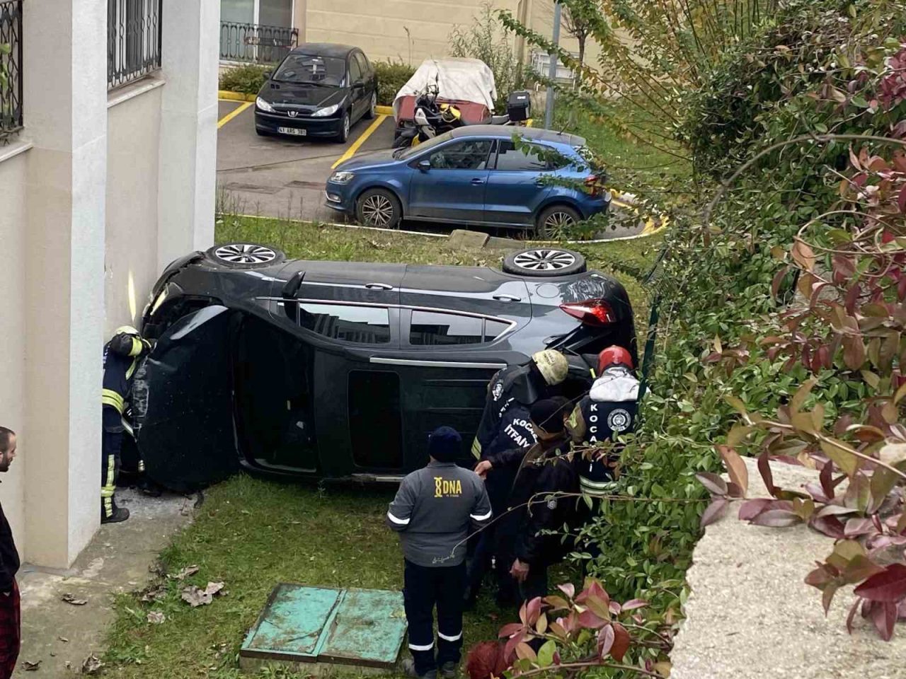 Kocaeli’nin Derince ilçesinde geri manevra yaparken istinat duvarından düşen otomobildeki