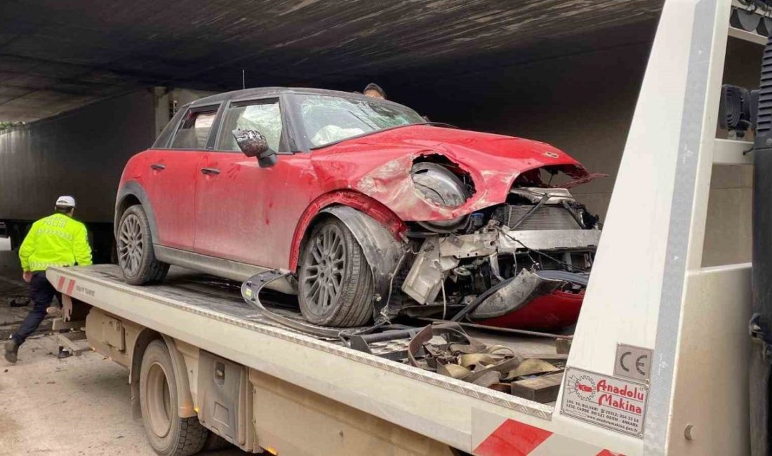 Kocaeli’nin İzmit ilçesinde kontrolden çıkarak köprü ayağına ve duvara çarpan