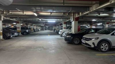 Kocaeli’nin İzmit ilçesinde bir alışveriş merkezinin otoparkında tartıştığı arkadaşını bıçaklayarak