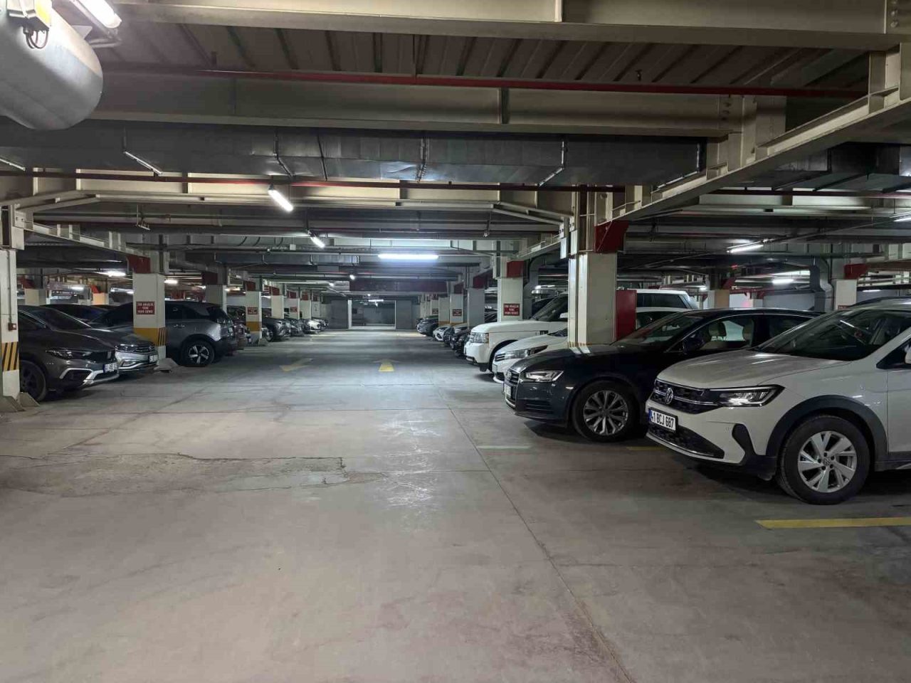 Kocaeli’nin İzmit ilçesinde bir alışveriş merkezinin otoparkında tartıştığı arkadaşını bıçaklayarak