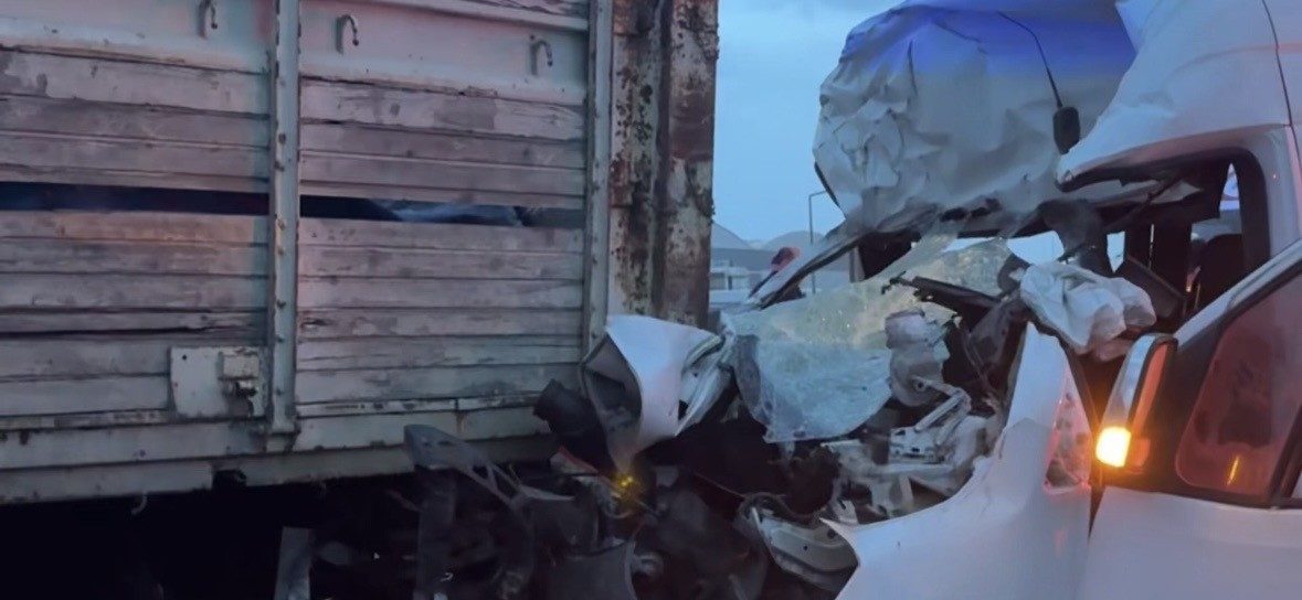 TEM Otoyolu’nun Kocaeli geçişinde servis minibüsü ile kamyonun çarpışması sonucu