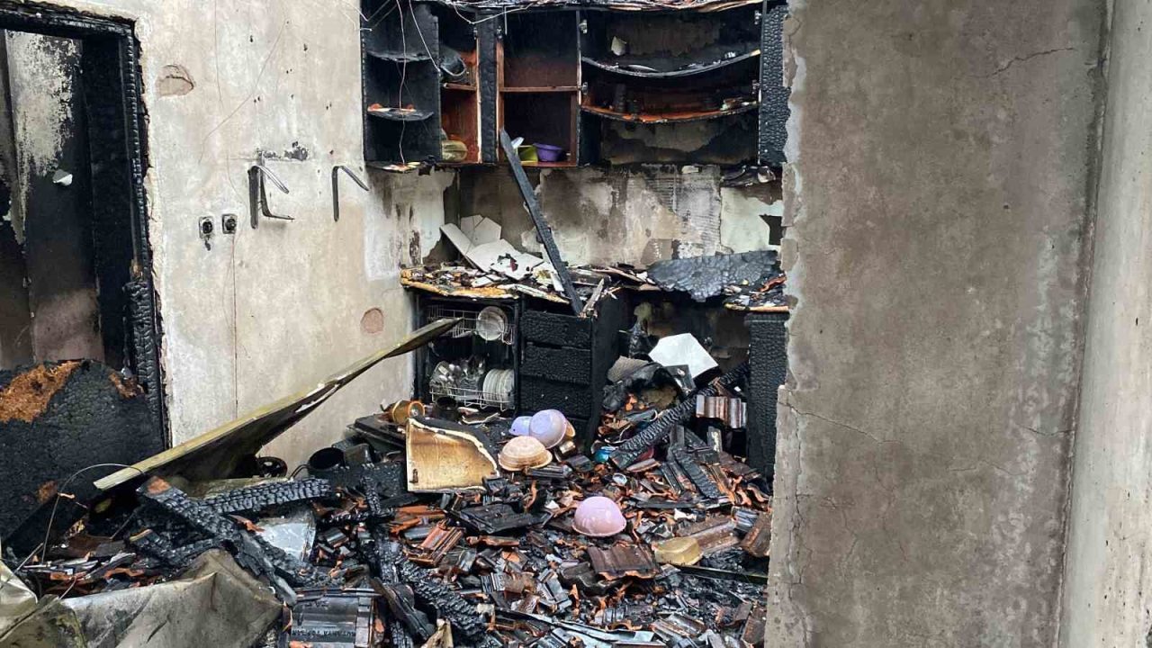 Kocaeli’nin Körfez ilçesinde etkili olan fırtına nedeniyle çok sayıda evin