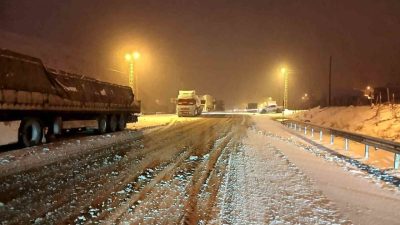 Kop Dağı Geçidi’nde meydana gelen çığın ardından kapanan yol, yürütülen