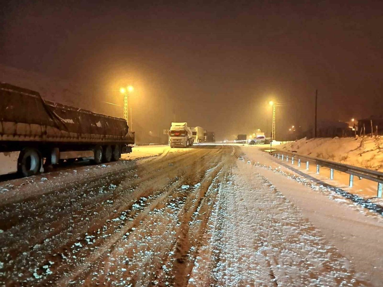 Kop Dağı Geçidi’nde meydana gelen çığın ardından kapanan yol, yürütülen
