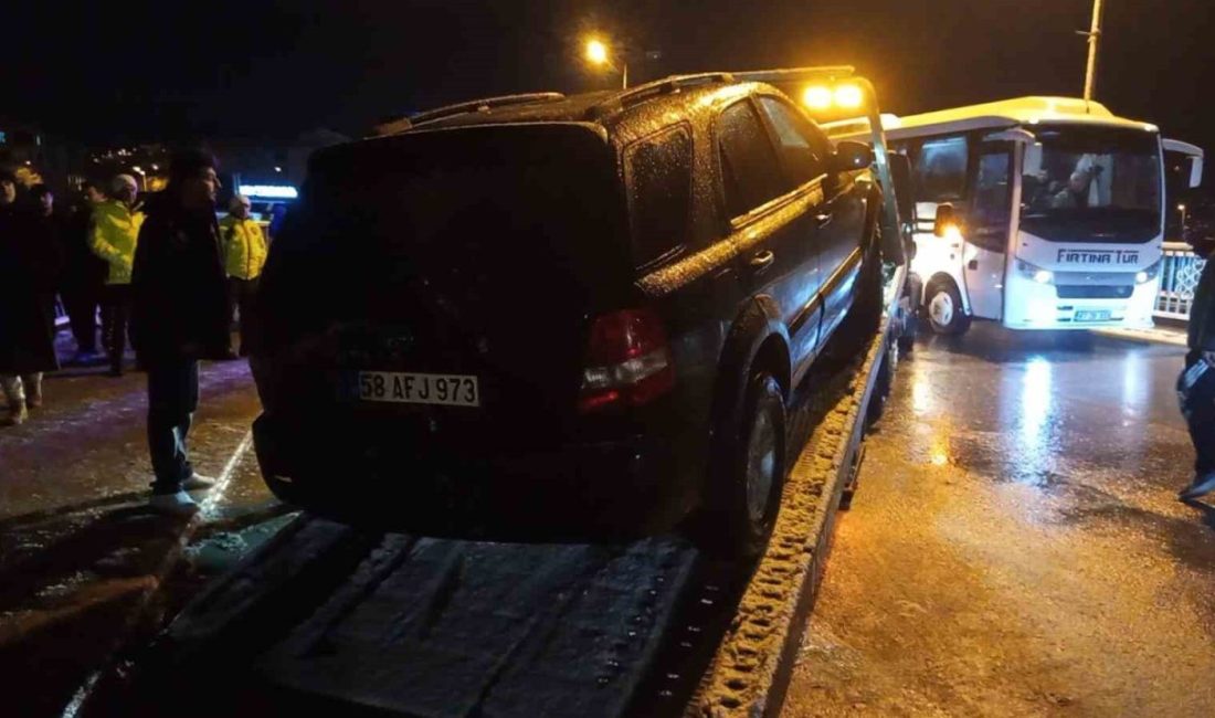 Zonguldak’ın Çaycuma ilçesinde kontrolden çıkan cip, korkuluklarda askıda kaldı. Filyos