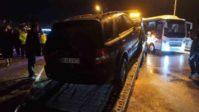 Zonguldak’ın Çaycuma ilçesinde kontrolden çıkan cip, korkuluklarda askıda kaldı. Filyos