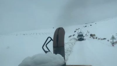 Sivas’ta yağan kar nedeniyle yolu ulaşıma kapanan köyde mahsur kalan