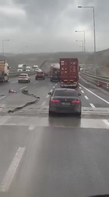 Kuzey Marmara Otoyolu’nun Kocaeli geçişinde seyir halindeki tırın fırtına nedeniyle