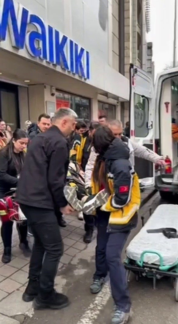 Zonguldak’ta mağazada alışveriş yapan bir kadın, dengesini kaybederek merdivenlerden düştü.