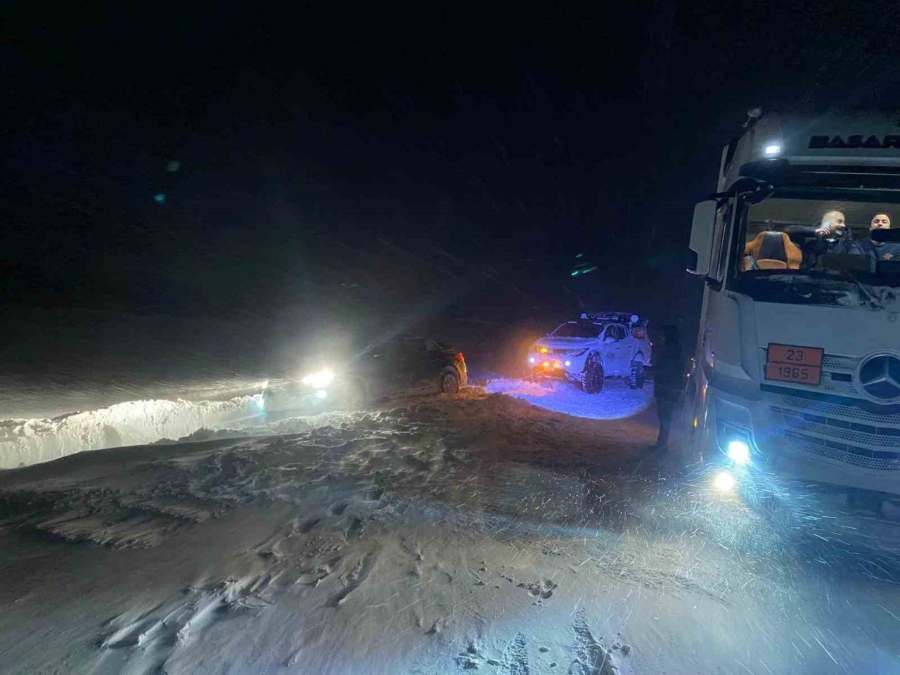 Erzurum’da mahsur kalan sürücüler off-road ekiplerin yardımıyla kurtarıldı. Erzurum’da etkili