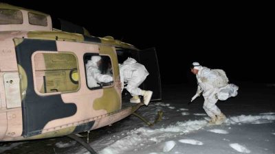 Milli Savunma Bakanlığı (MSB), Mehmetçiğin karlı arazide gerçekleştirdiği gece eğitimine