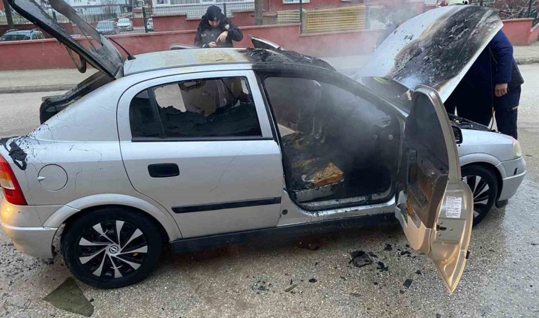 Amasya’nın Merzifon ilçesinde park halindeyken motor bölümünden alev alan otomobil