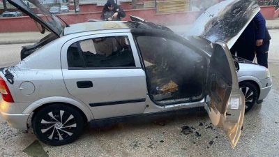 Amasya’nın Merzifon ilçesinde park halindeyken motor bölümünden alev alan otomobil