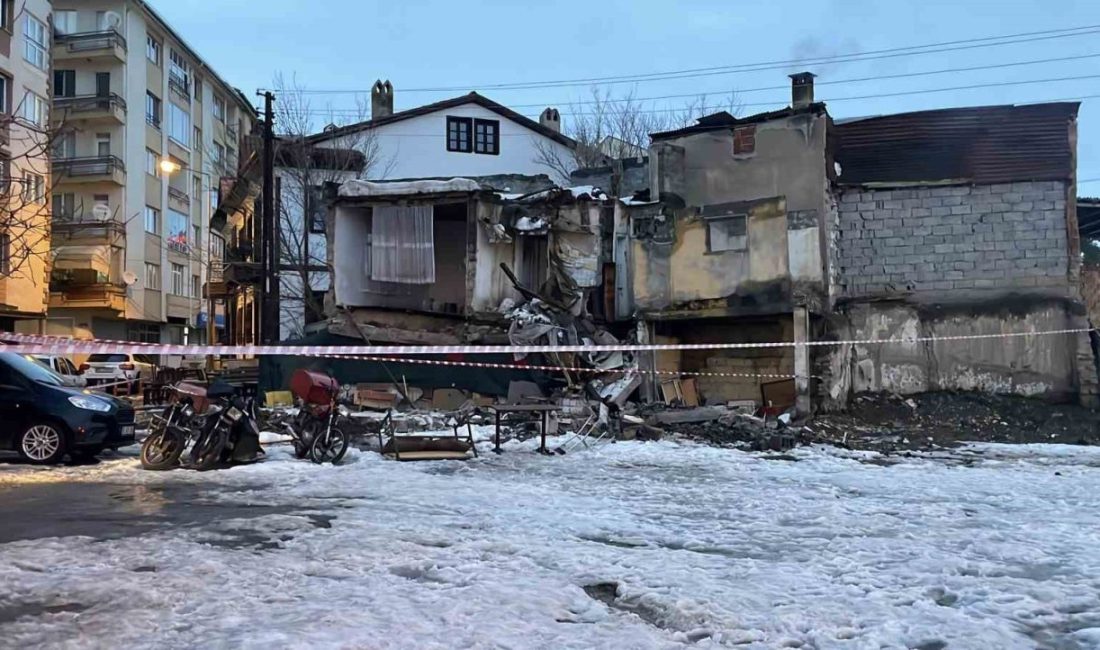 Sivas’ta Halit Rıfat Paşa Mahallesi’nde bulunan metruk bina bilinmeyen bin