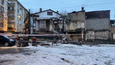 Sivas’ta Halit Rıfat Paşa Mahallesi’nde bulunan metruk bina bilinmeyen bin