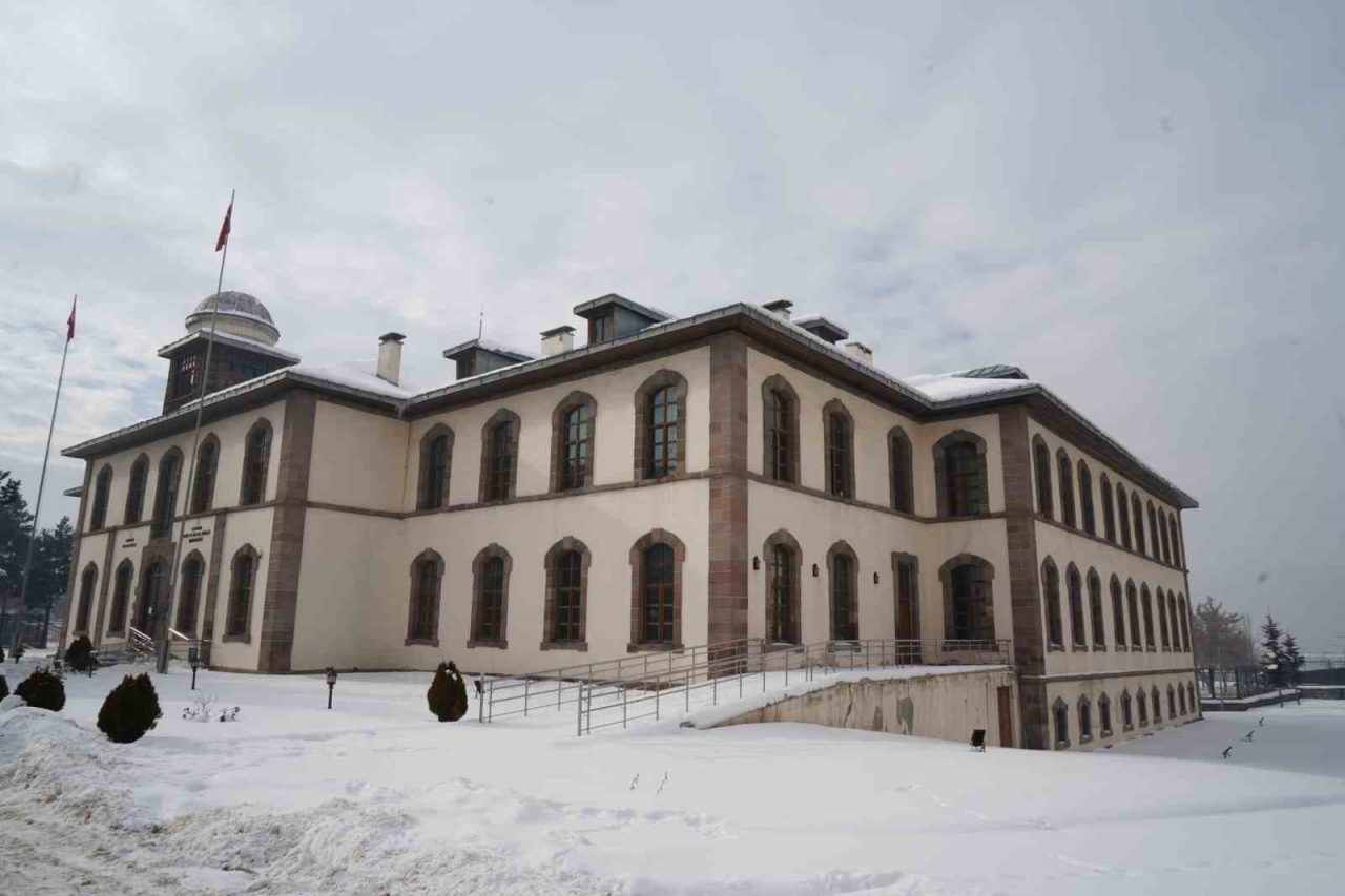 Depreme dayanıksız olduğu gerekçesiyle ziyarete kapatılan ve yıkılacağı iddialarıyla gündemden