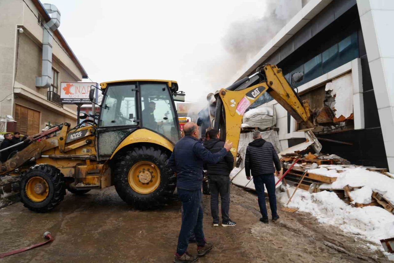 Erzurum’da sanayi sitesinde faaliyet gösteren mobilya fabrikasında çıkan yangında 1